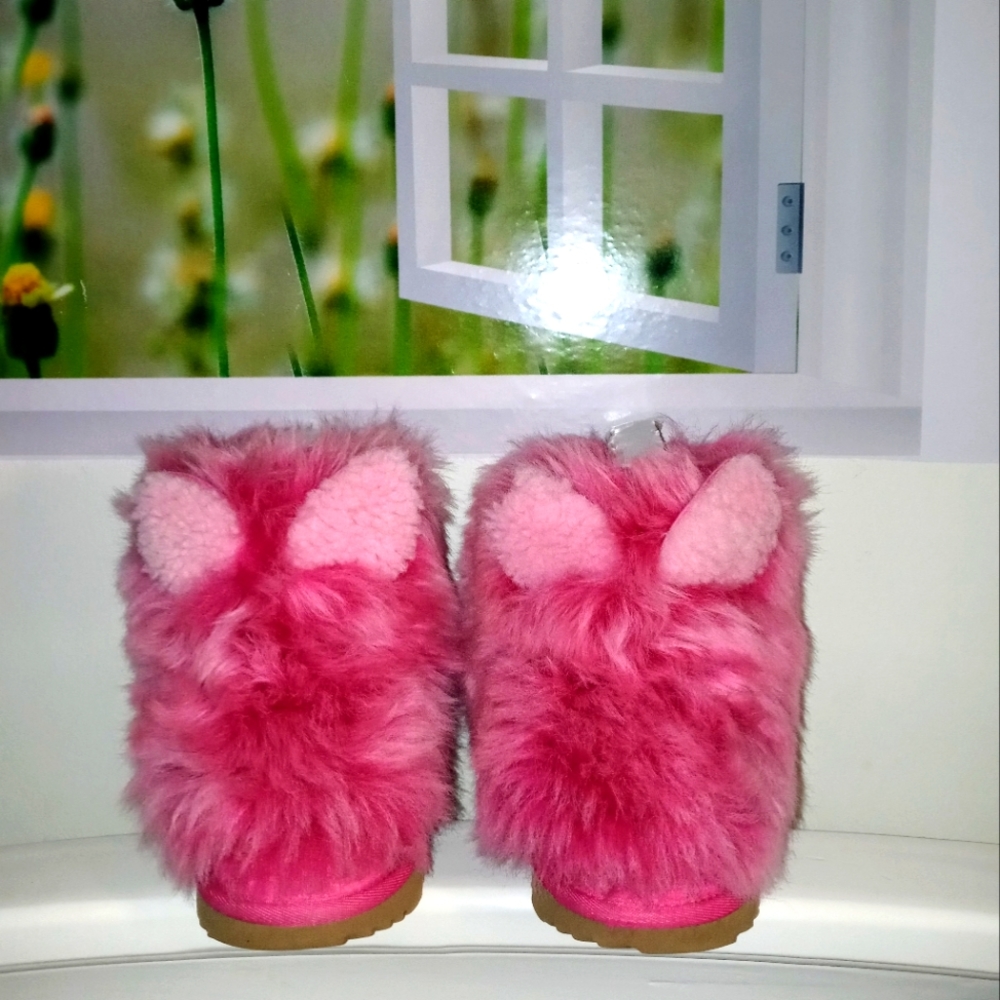 UGG FLUFF SQUAD PINKIPUFF CLASSIC ll Boots. Size 8c.